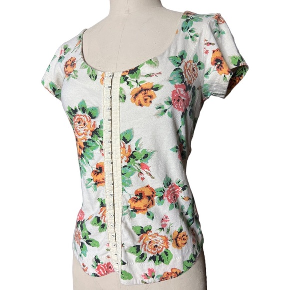 Kimchi Blue Hook and Eye Front Floral Tee size M - Picture 3 of 14